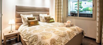 Maison Contemporaine Well-being Jacuzzi Hammam and Immersive Art in a Zen setting