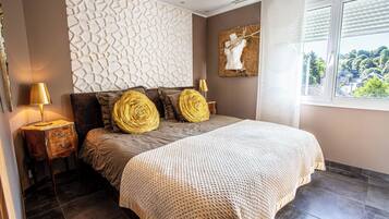 5 bedrooms, iron/ironing board, WiFi, bed sheets