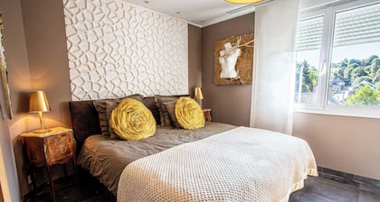 Maison Contemporaine Bien ĂȘtre Jacuzzi Hammam et Art immersif dans un cadre zen