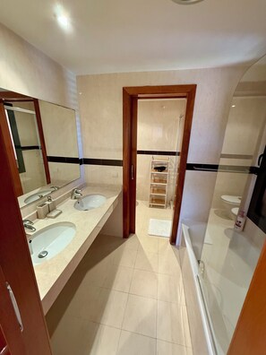 Haartrockner, Bidet, Seife, Toilettenpapier