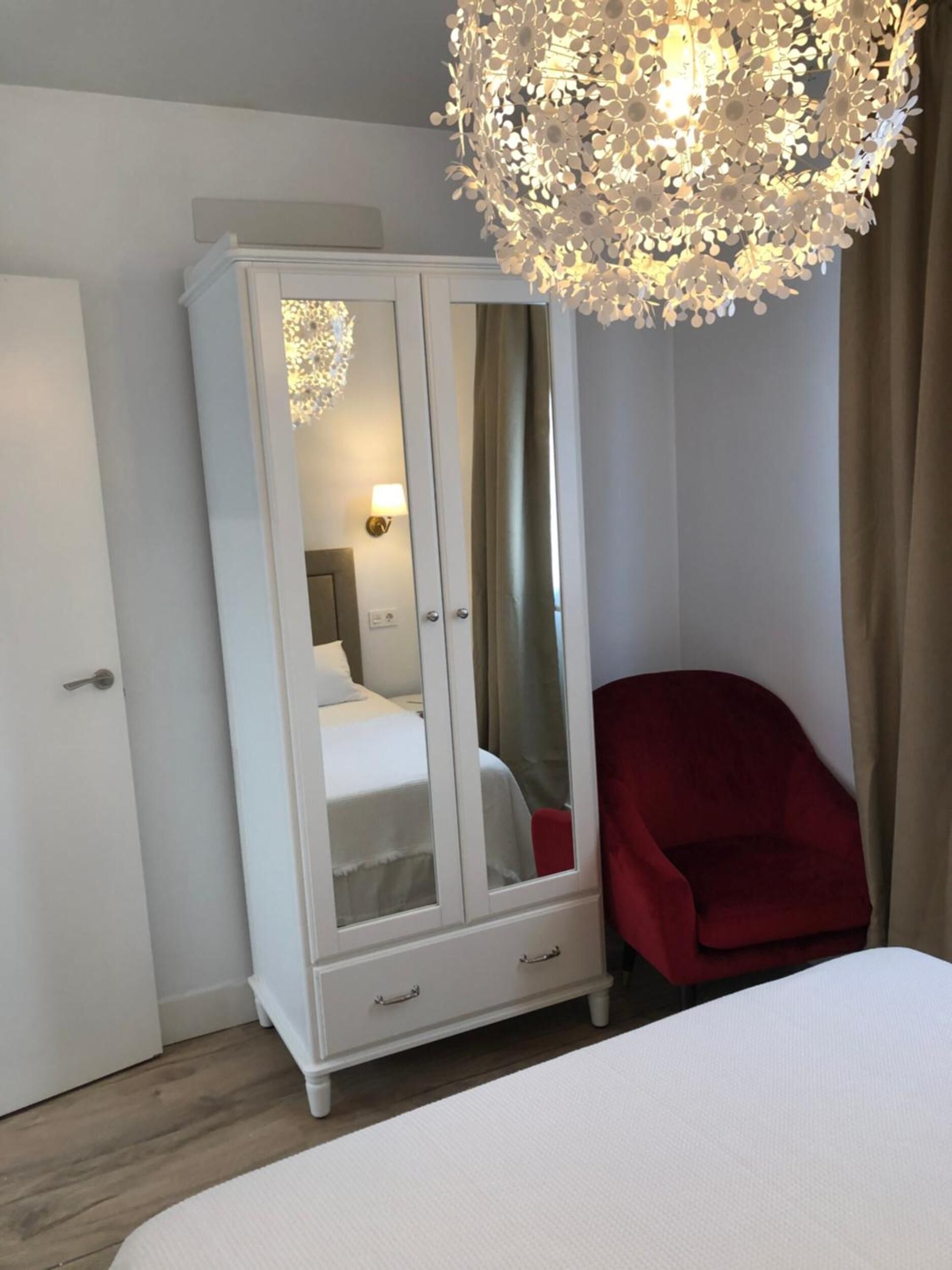 1 habitación, tabla de planchar con plancha, wifi y ropa de cama 