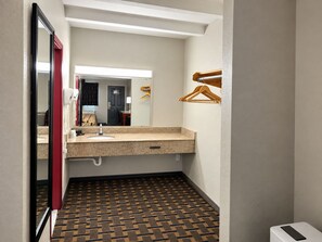 Combined shower/bathtub, towels, soap, shampoo - expressway inn (Nashville)