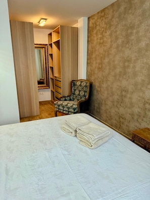 2 chambres, fer et planche à repasser, Wi-Fi, draps fournis