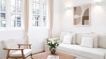 Premium-studio, näköala pihalle | Oleskelualue | 80–senttinen äly-TV, jossa digitaalikanavat