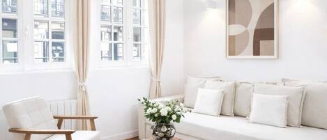 Studio Premium, vue cour intérieure | Coin séjour