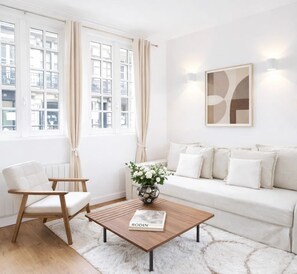 Studio – premium, bakgårdsutsikt | Oppholdsområde | En 80-centimeters smart-TV med digitale kanaler