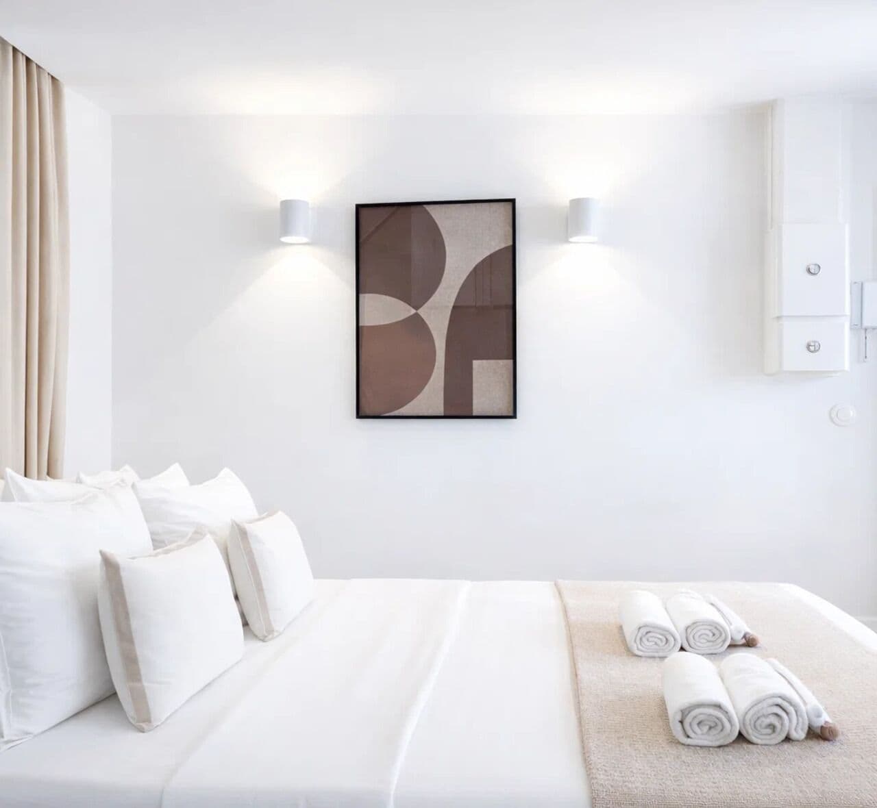 프리미엄 스튜디오, 마당 전망 | 거실 공간 | 디지털 채널 시청이 가능한 80cm 스마트 TV