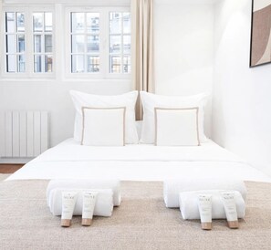 Estúdio premium, vista para o pátio | Área de estar | Smart TV 80 cm com canais digitais