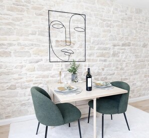 Estúdio premium, vista para o pátio | Área de estar | Smart TV 80 cm com canais digitais