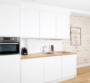 Estúdio premium, vista para o pátio | Cozinha privada | Máquina de café expresso, chaleira elétrica, torradeira, freezer