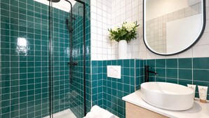 Premium Studio, Courtyard View | Bathroom