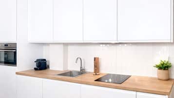 Estúdio premium, vista para o pátio | Cozinha privada | Máquina de café expresso, chaleira elétrica, torradeira, freezer