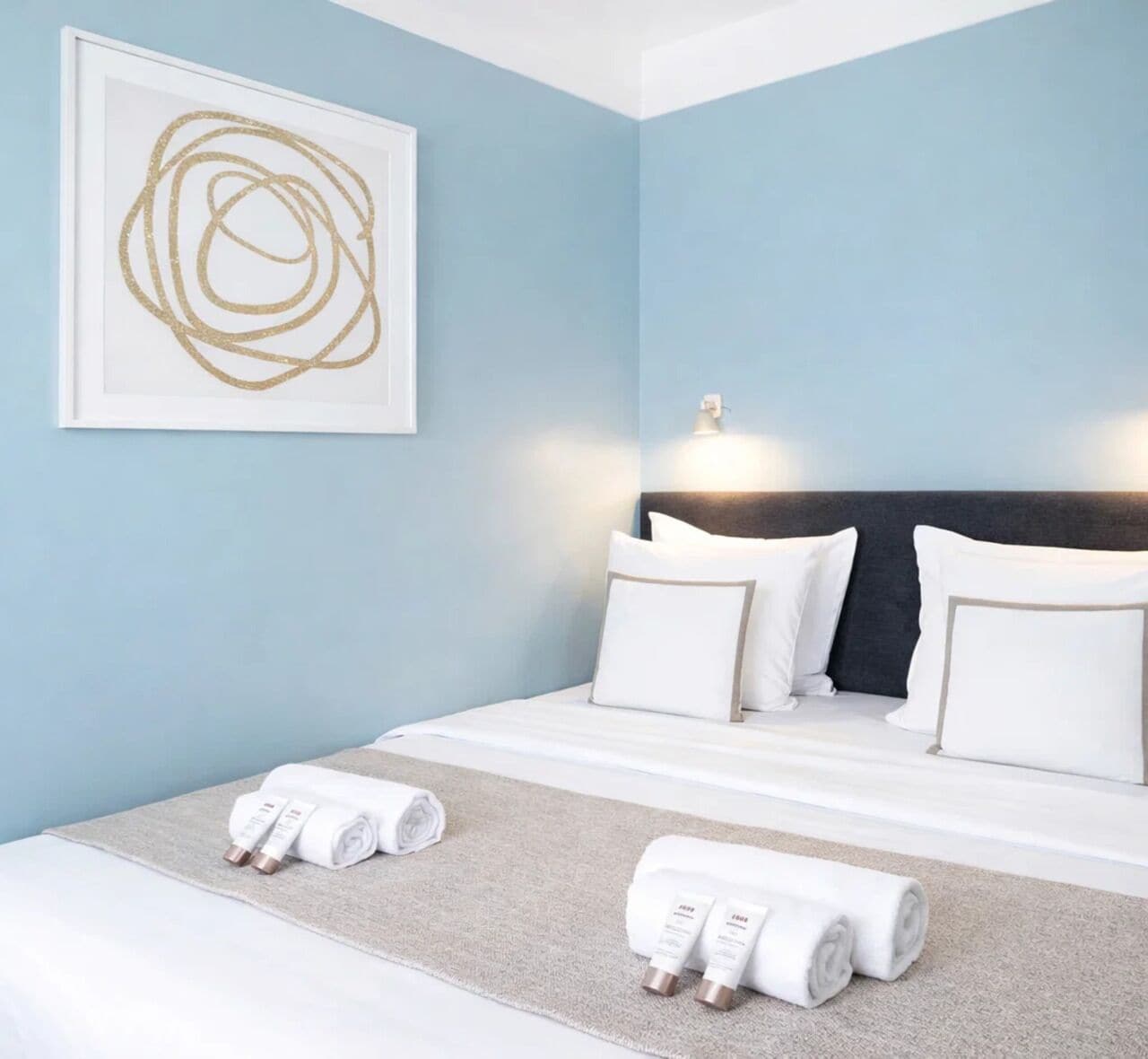 Premium-Studio, Blick auf den Innenhof | Wohnbereich | 80-cm-Smart-TV mit Digitalempfang