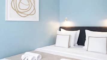 Premium-Studio, Blick auf den Innenhof | Wohnbereich | 80-cm-Smart-TV mit Digitalempfang