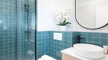Premium Studio, Courtyard View | Bathroom