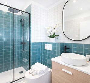 Premium Studio, Courtyard View | Bathroom