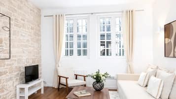 Studio Premium, vue cour intérieure | Coin séjour