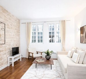 Premium Studio, Courtyard View | Living area