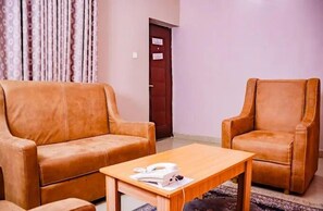 Chambre Junior, balcon, vue ville | Coin séjour