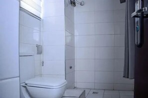 Chambre Junior, balcon, vue ville | Salle de bain