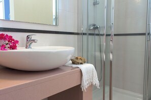 Bruser, hårtørrer, bidet, håndklæder