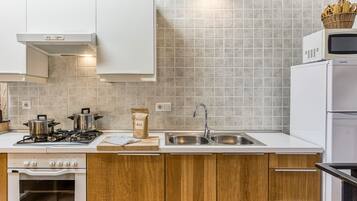 Jääkaappi, mikroaaltouuni, kahvin-/teenkeitin