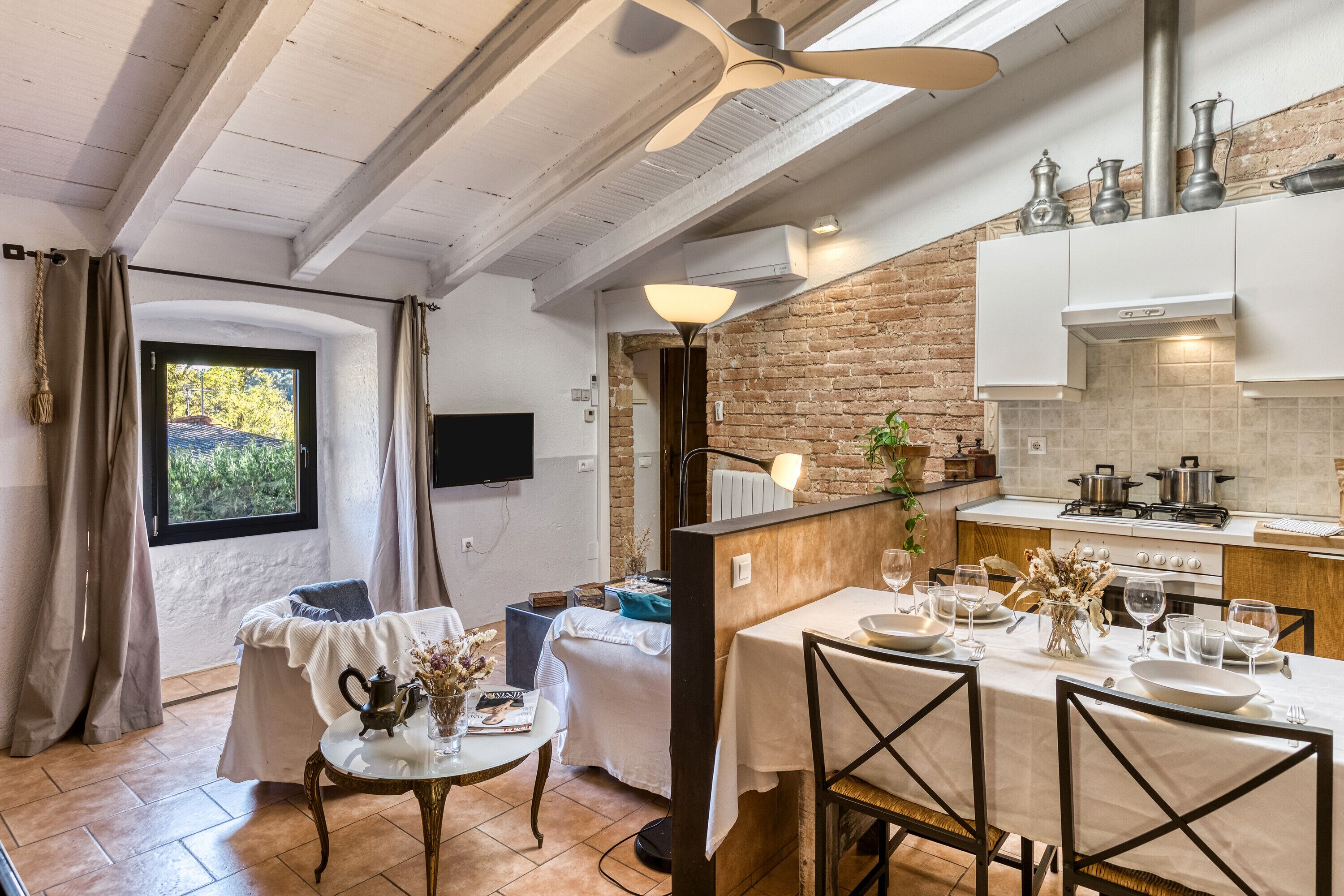 Een koelkast, een magnetron, een koffiezetapparaat/waterkoker