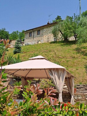 Property grounds - House surrounded by greenery with swimming pool and whirlpool. (Fondagno)