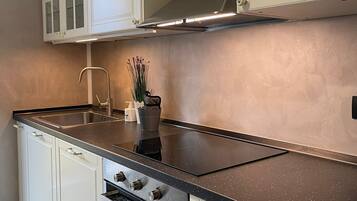 KĂŒhlschrank, Ofen, Herdplatte, GeschirrspĂŒler