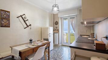 Frigorifero, forno, piano cottura, lavastoviglie