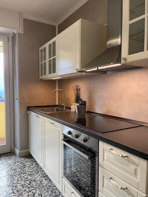 Fridge, oven, stovetop, dishwasher