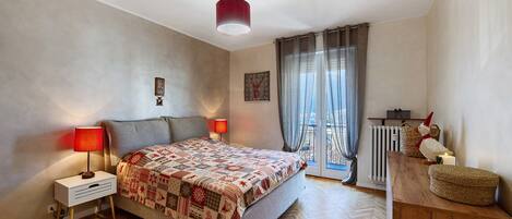 2 多间卧室、床单