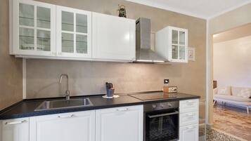 Kylskåp, ugn, spishäll och diskmaskin