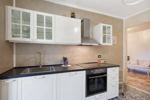 Fridge, oven, stovetop, dishwasher