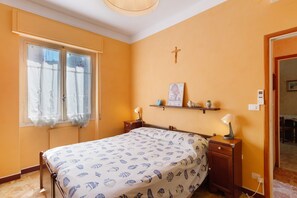 1 dormitori, planxa i posts de planxar i roba de llit 