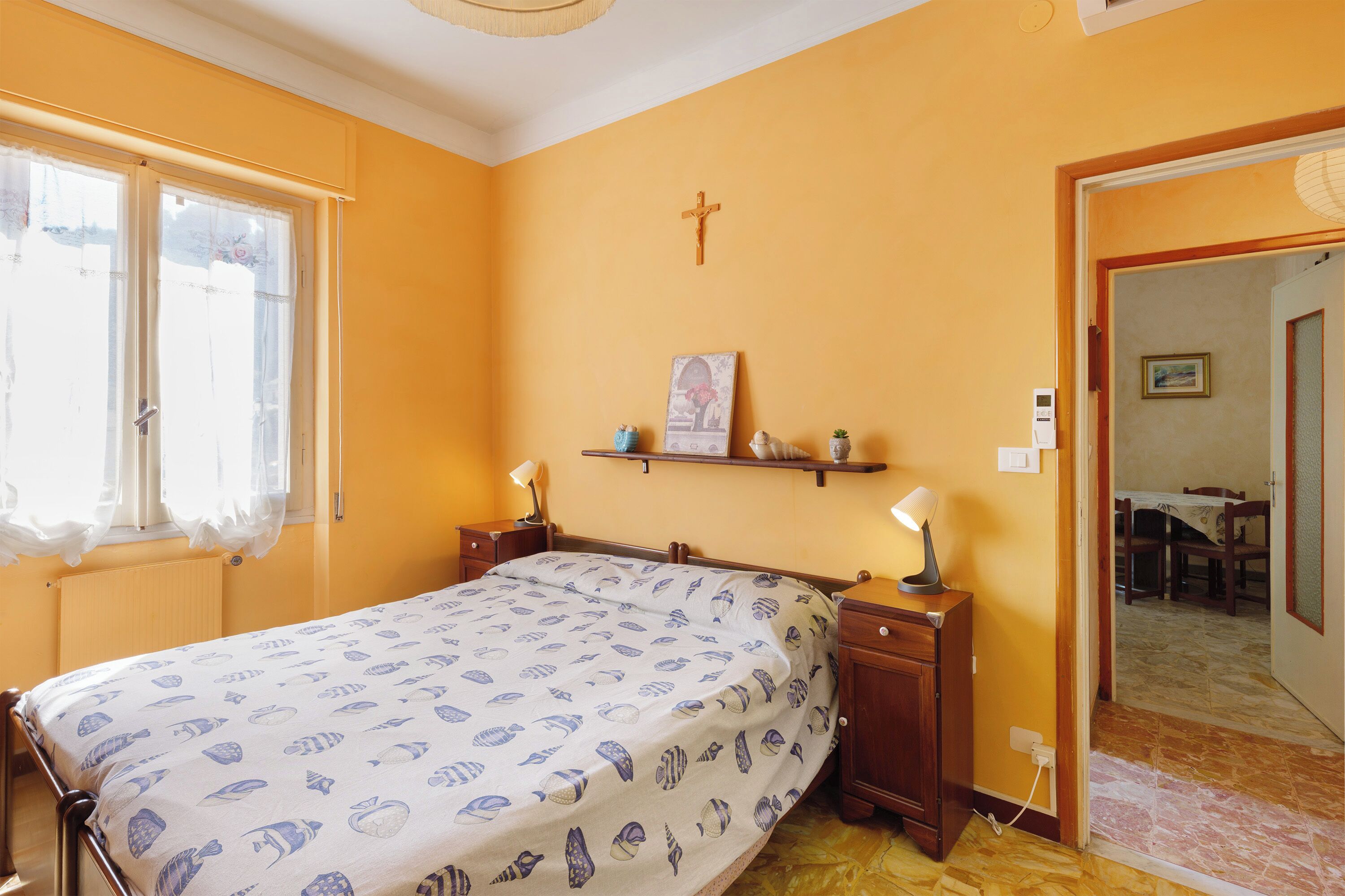 1 slaapkamer, een strijkplank/strijkijzer, beddengoed