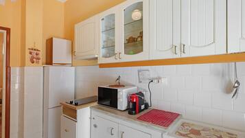 Kühlschrank, Mikrowelle, Herdplatte, Wasserkocher mit Kaffee-/Teezubehör