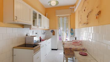 Réfrigérateur, micro-ondes, plaque de cuisson, cafetiÚre/bouilloire