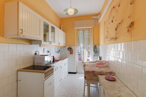 Geladeira, micro-ondas, cooktop, cafeteira/chaleira