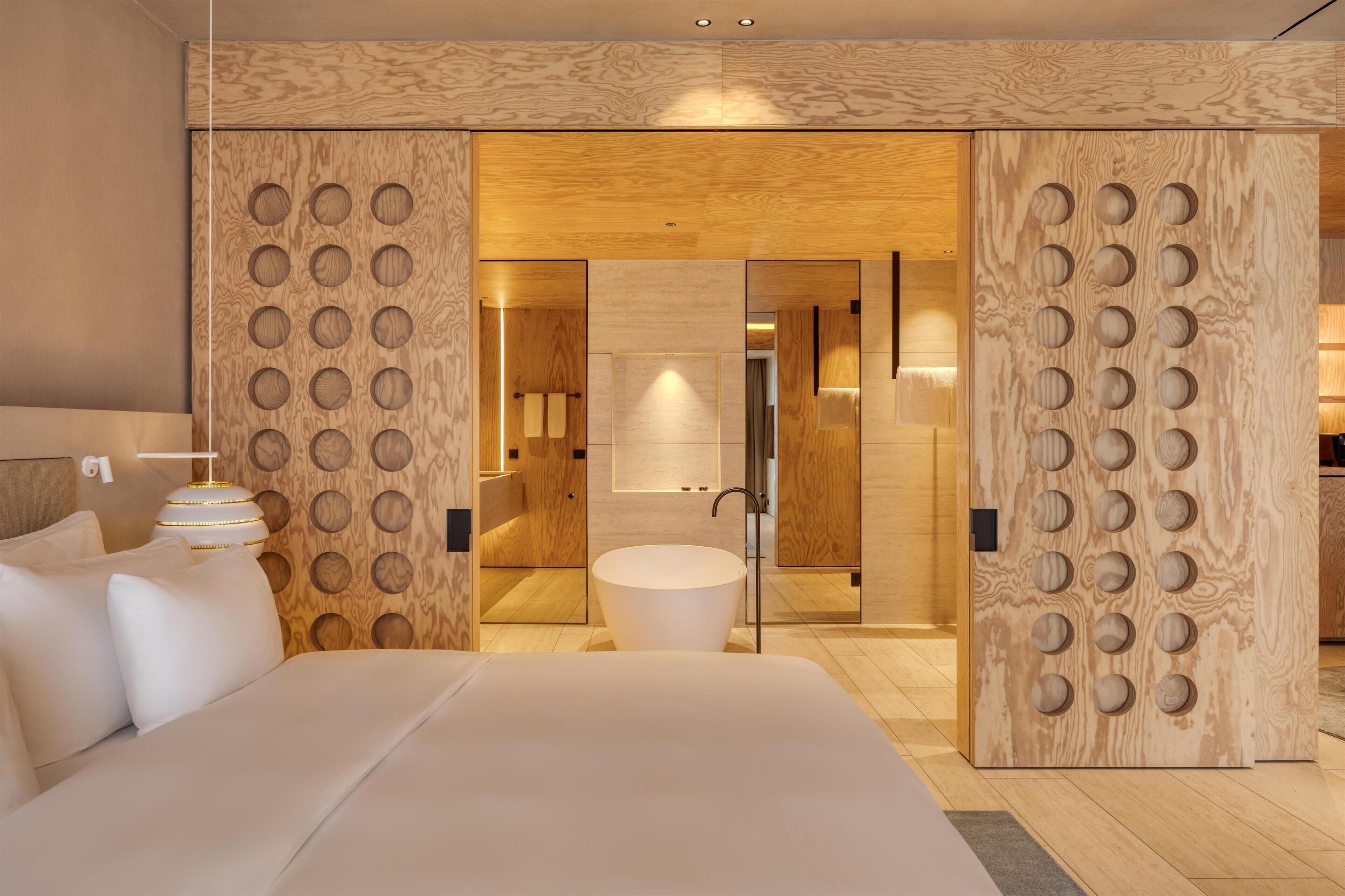 Artículos de tocador gratuitos, secador de pelo, batas, pantuflas