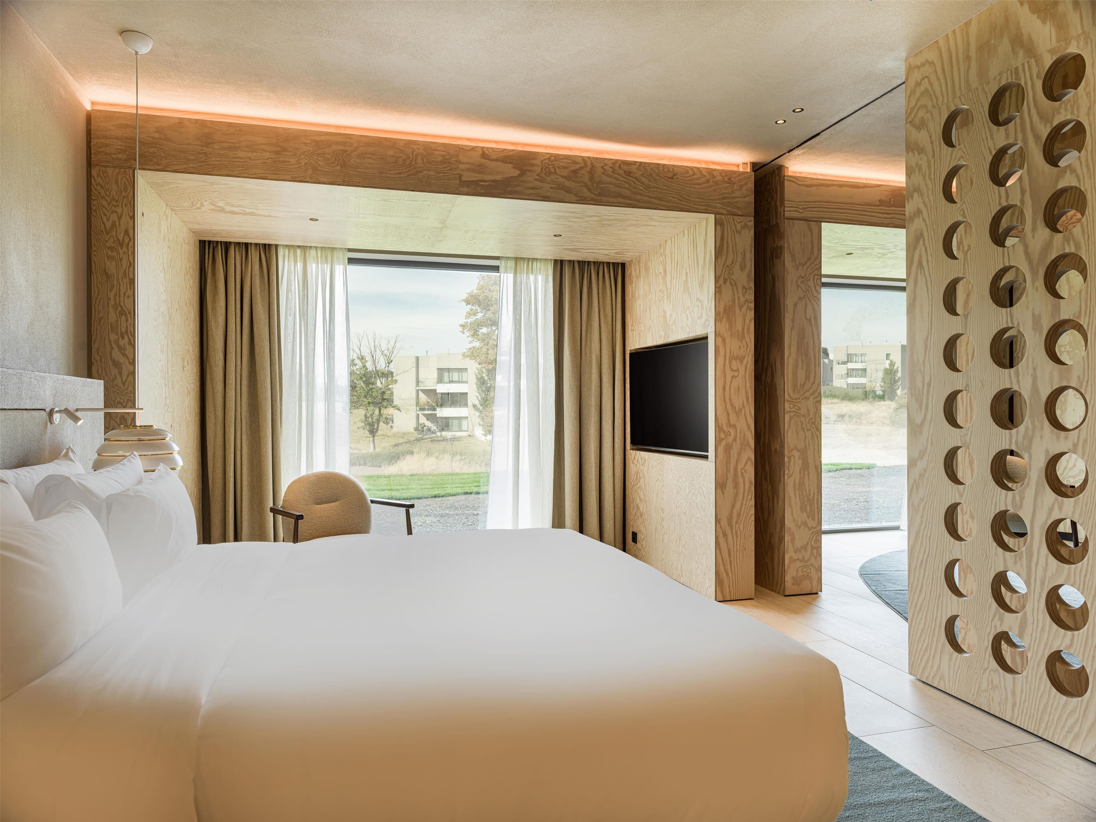 Minibar, bureau, lits bébé (gratuits), draps fournis