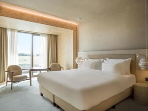 Minibar, desk, free cots/infant beds, bed sheets - Radisson Collection The National Hotel, Brussels (Zaventem)