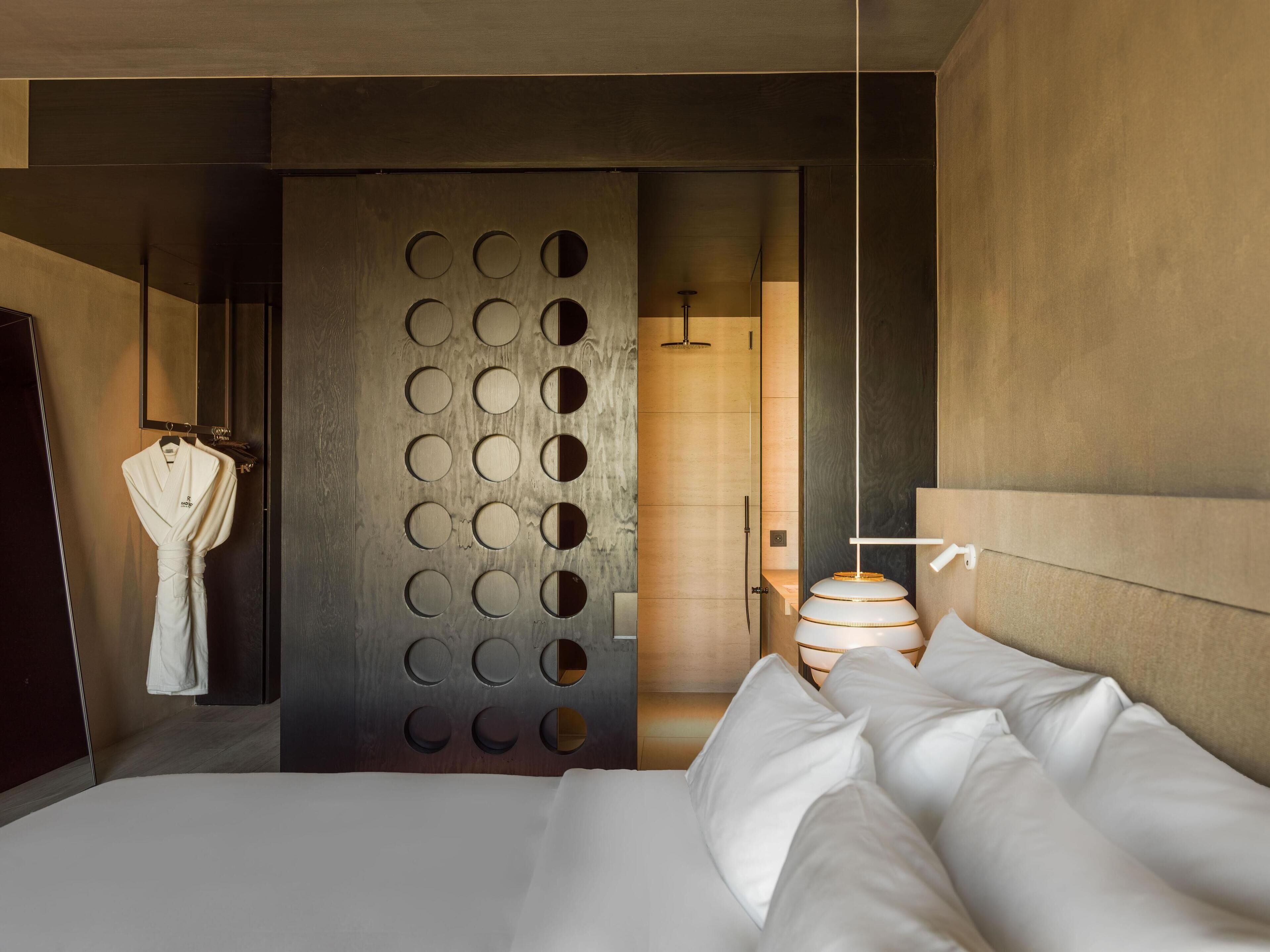 Een minibar, een bureau, gratis babybedden, beddengoed