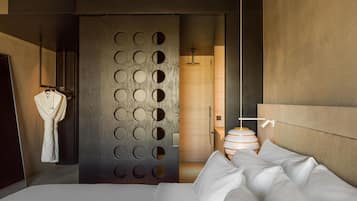 Een minibar, een bureau, gratis babybedden, beddengoed