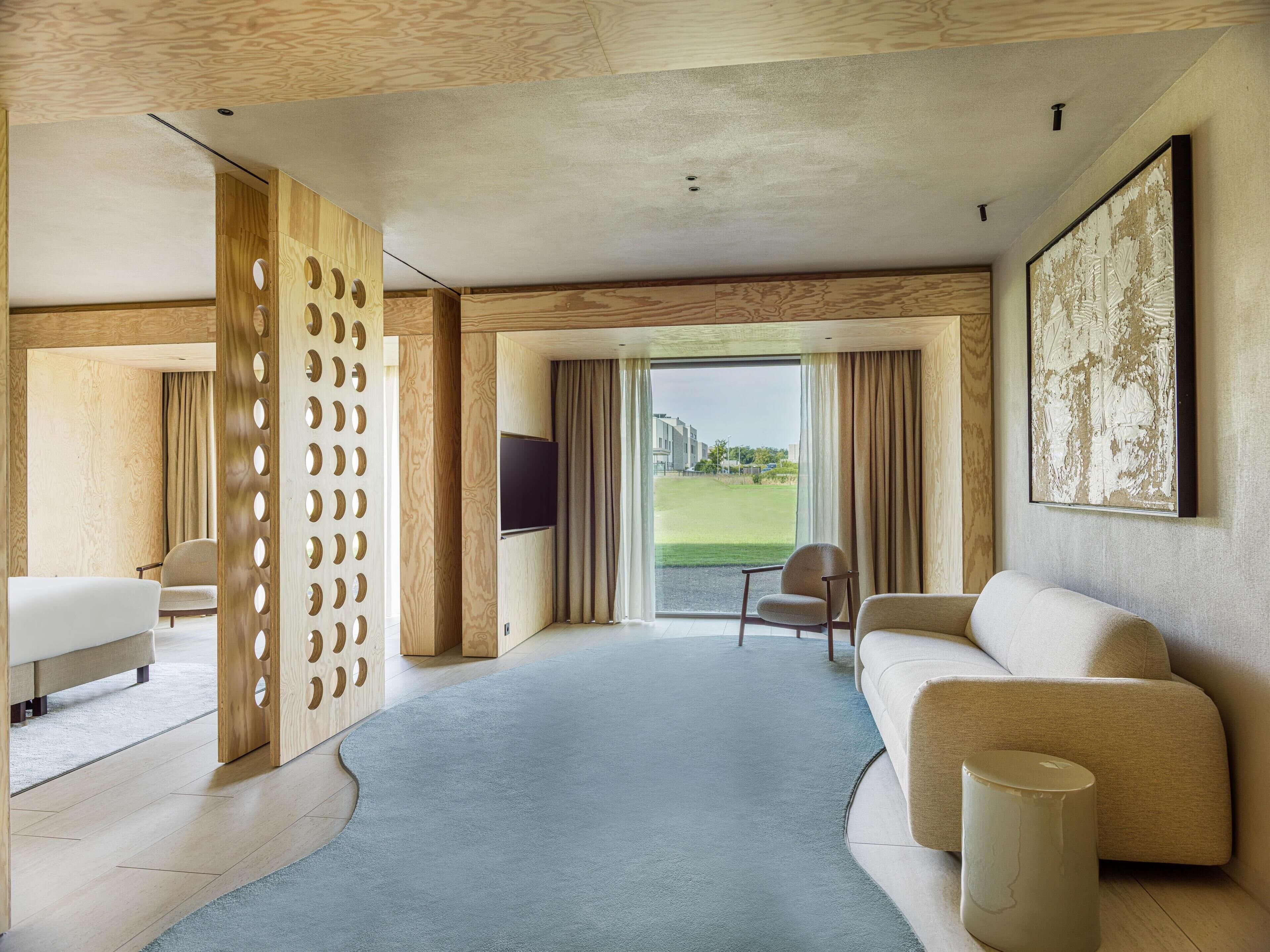 Minibar, desk, free cots/infant beds, bed sheets