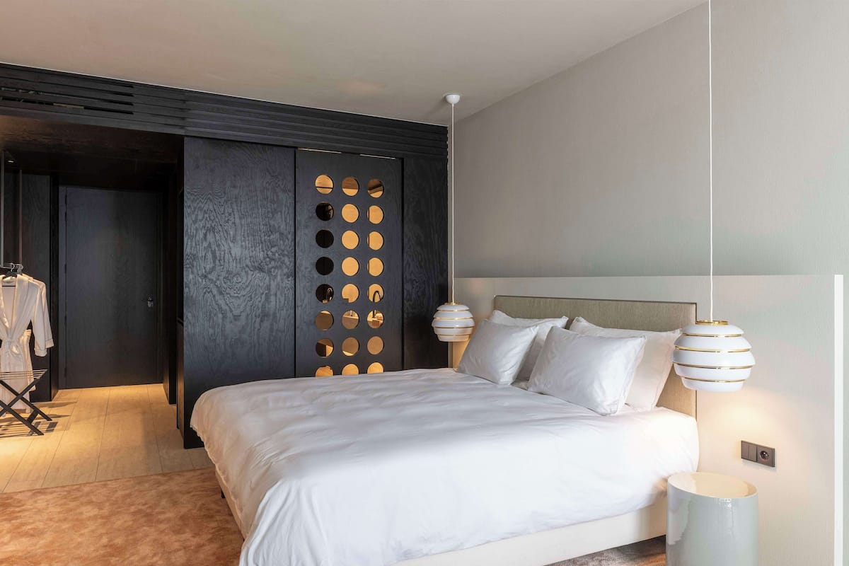 Minibar, free cribs/infant beds, bed sheets