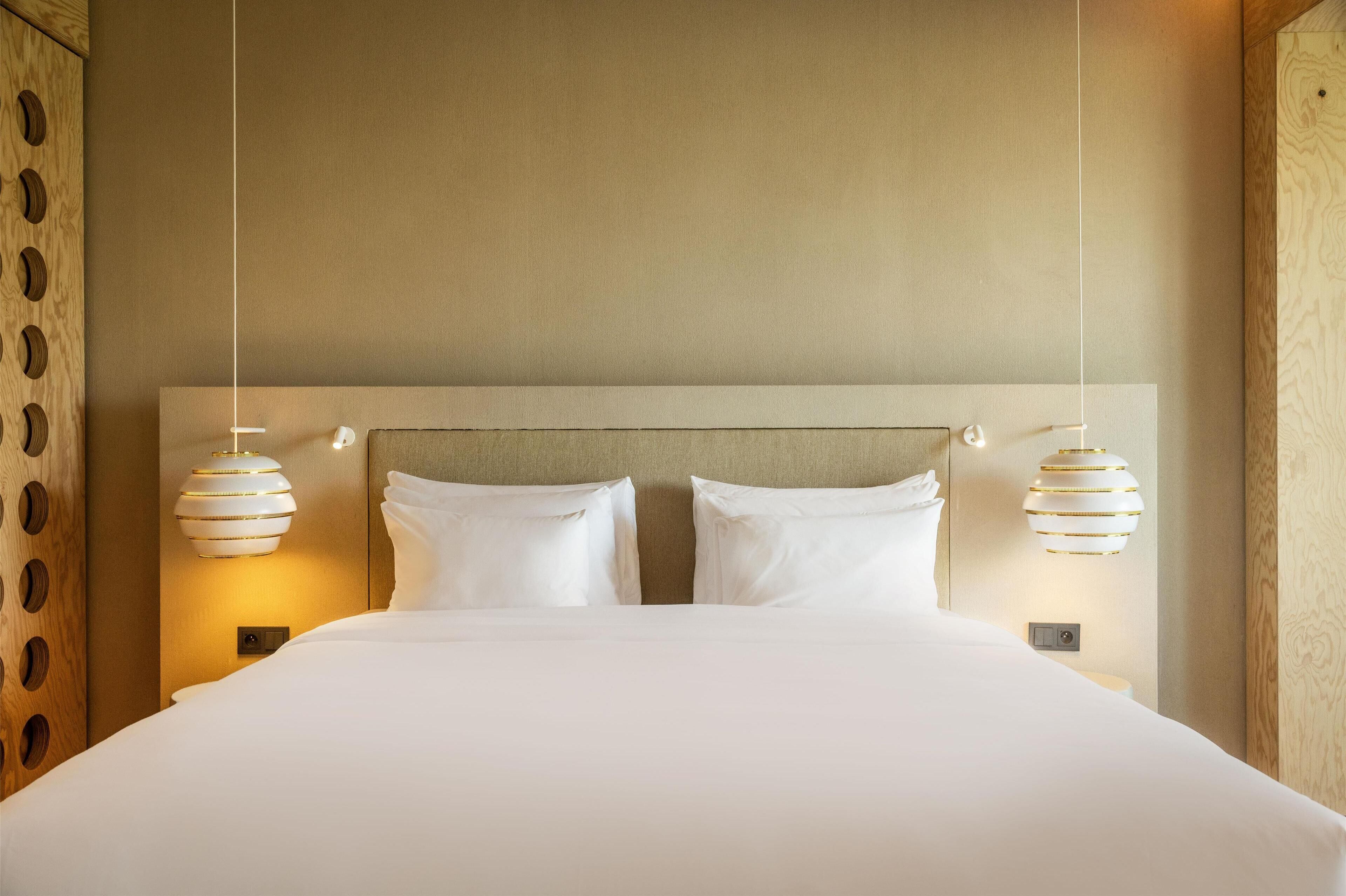 Minibar, bureau, lits bébé (gratuits), draps fournis