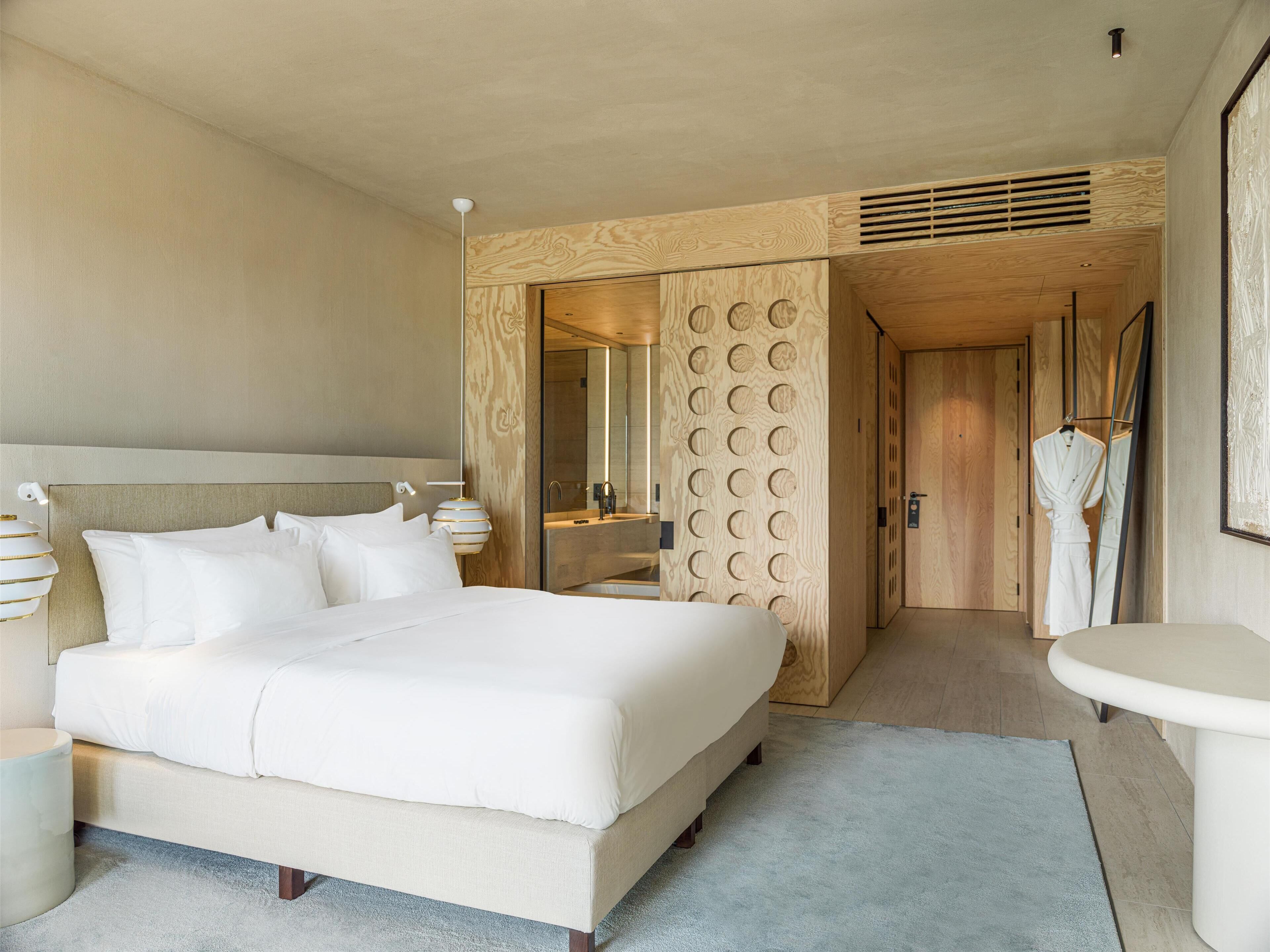 Minibar, bureau, lits bébé (gratuits), draps fournis