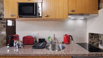 Refrigerador, microondas, parrilla de estufa y cafetera y tetera