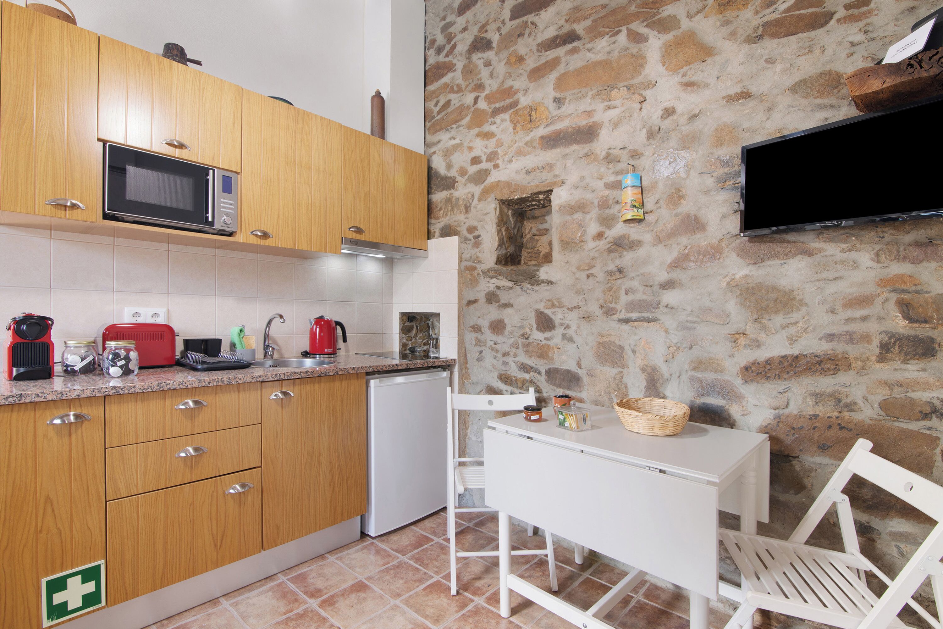 Frigorífico, microondas, placa de cocina y cafetera o tetera